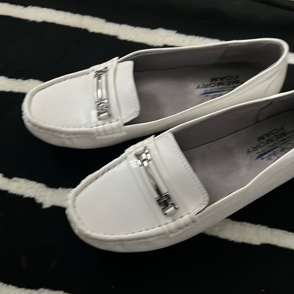 White flats - Picture 1 of 4